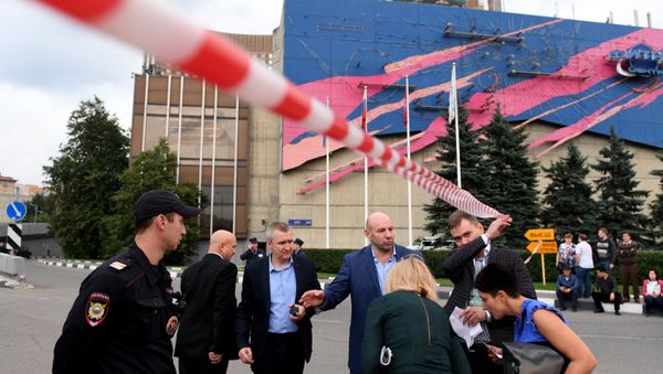 Сотрудник полиции у гостиницы Космос в Москве. Оперативные службы проверяют поступившую информацию о минировании зданий и торговых центров Москвы - Sputnik Азербайджан