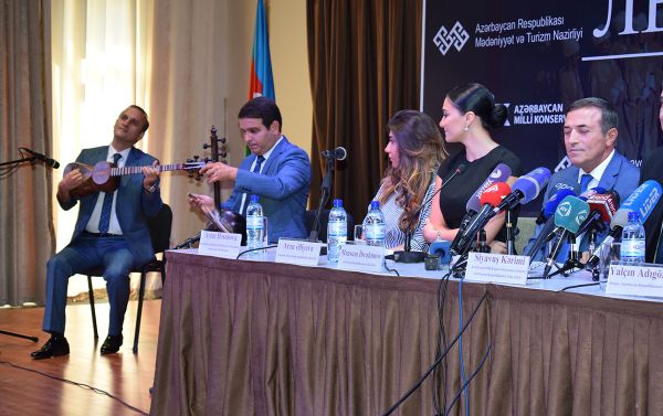 Пресс-конференция в связи премьерой легендарной оперы Узеира Гаджибейли Лейли и Меджнун - Sputnik Азербайджан