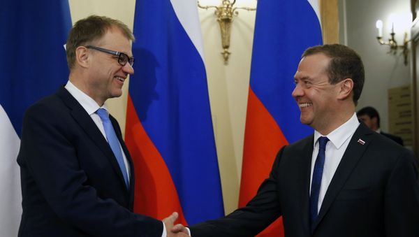 Председатель правительства РФ Дмитрий Медведев и премьер-министр Финляндии Юха Сипиля во время встречи в Санкт-Петербурге, 21 сентября 2017 года - Sputnik Азербайджан