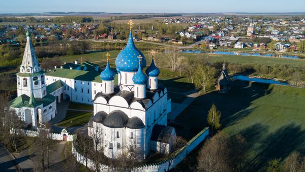 Суздальский кремль, в центре - Рождественский собор (Рождества Богородицы) - Sputnik Азербайджан