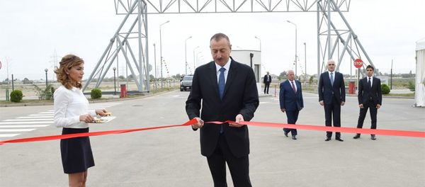 Ильхам Алиев принял участие в открытии Нефтчалинского промышленного квартала - Sputnik Азербайджан