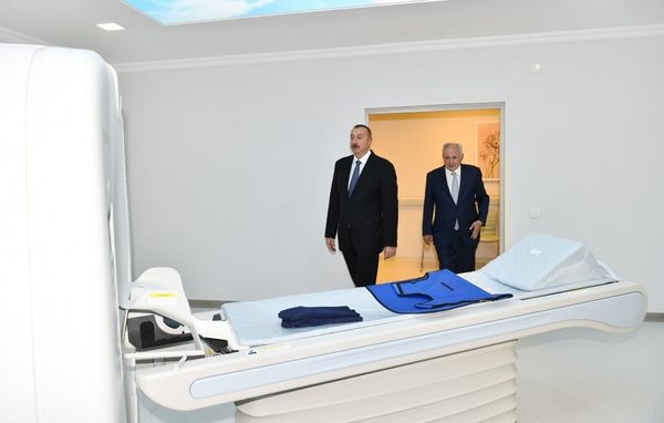 Президент Ильхам Алиев ознакомился с Центральной районной больницей Нефтчала после реконструкции - Sputnik Азербайджан