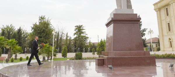 Президент Ильхам Алиев прибыл в Сальянский район Президент Ильхам Алиев прибыл в Сальянский район - Sputnik Азербайджан
