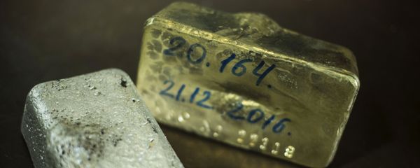 Слитки золота, добытые на высокогорном руднике, фото из архива - Sputnik Азербайджан