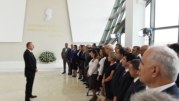 Президент Ильхам Алиев на встрече с общественностью Нефтчалинского района, 24 сентября 2017 года - Sputnik Азербайджан