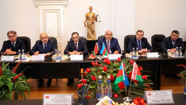 Глава пенитенциарной службы при министерстве юстиции АР Джейхун Гасанов (третий справа) во время встречи с белорусской делегацией - Sputnik Азербайджан