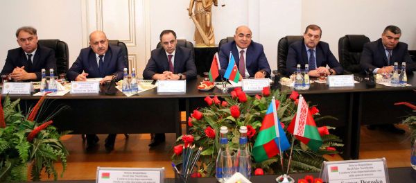 Глава пенитенциарной службы при министерстве юстиции АР Джейхун Гасанов (третий справа) во время встречи с белорусской делегацией - Sputnik Азербайджан