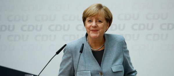 Ангела Меркель во время пресс-конференции по итогам выборов, Берлин, 25 сентября 2017 года - Sputnik Азербайджан