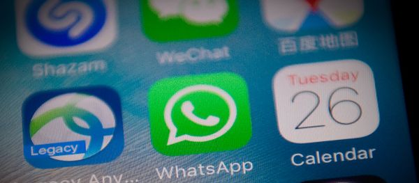 Smartfonun ekranında Whatsapp messengerinin loqotipi - Sputnik Азербайджан