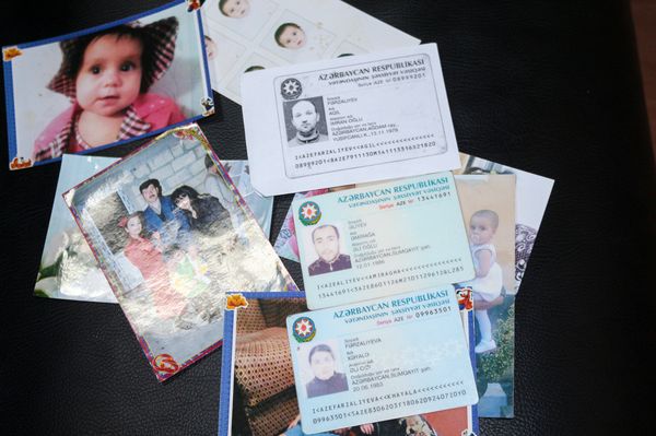 Поначалу мать часто общалась с дочерью, та присылала ей фотографии внуков, но со временем звонила все реже и реже - Sputnik Азербайджан