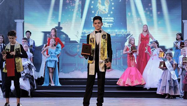 Рауль Аббасов на международном конкурсе в грузинском городе Батуми Top Teen & Child Model of the Planet-2017 - Sputnik Азербайджан
