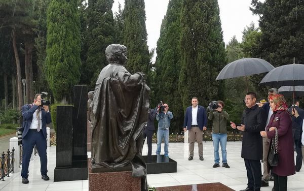 Министр национальной обороны Турции Нуреддин Джаникли посетил Аллею почетного захоронения Министр национальной обороны Турции Нуреддин Джаникли посетил Аллею почетного захоронения - Sputnik Азербайджан