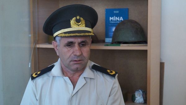 Преподаватель начальной военной подготовки в прифронтовом селе Гапанлы — майор Чингиз Исаев  - Sputnik Азербайджан