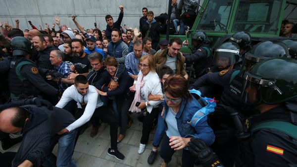 Столкновения между демонстрантами и испанской полицией в Каталонии, 1 октября 2017 года - Sputnik Азербайджан