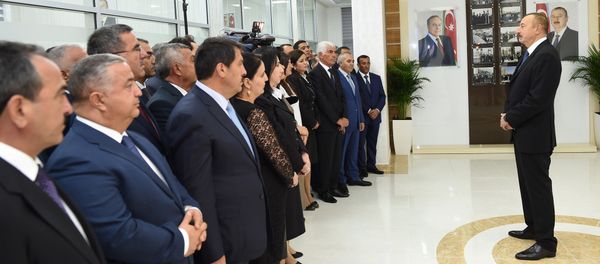 Ильхам Алиев принял участие в церемонии подачи питьевой воды в город Гобустан - Sputnik Азербайджан