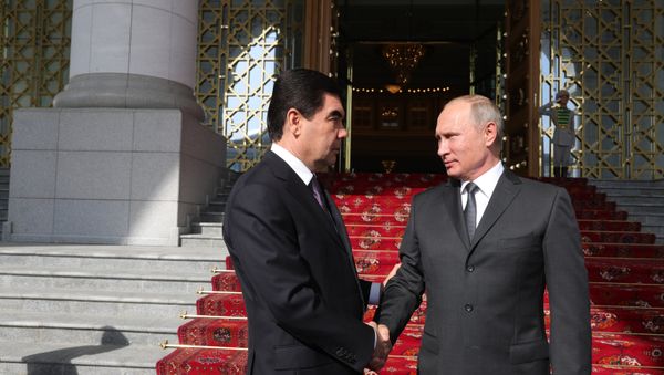 Президент РФ Владимир Путин и президент Туркмении, председатель кабинета министров Туркмении Гурбангулы Бердымухамедов (слева) во время официальной встречи у дворцового комплекса президента Туркмении им. Огузхана в Ашхабаде - Sputnik Азербайджан