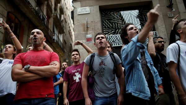 Демонстранты во время протеста против испанских сотрудников национальной полиции в Барселоне, Испания 2 октября 2017 года - Sputnik Азербайджан