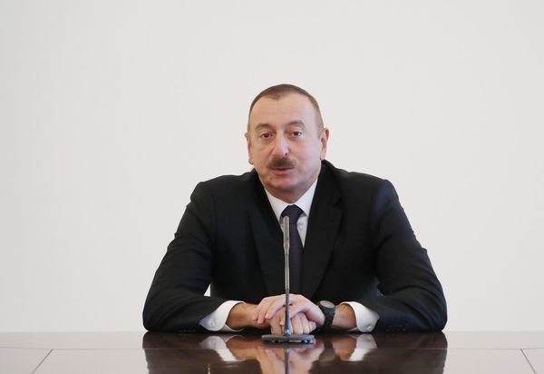 Президент Азербайджана Ильхам Алиев принял национальную женскую волейбольную сборную - Sputnik Азербайджан