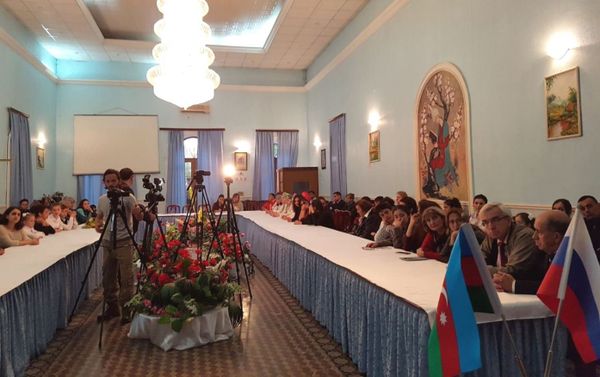Празднование дня рождения известного русского поэта Сергея Есенина Празднование дня рождения известного русского поэта Сергея Есенина - Sputnik Азербайджан