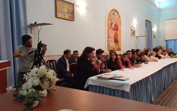 Празднование дня рождения известного русского поэта Сергея Есенина Празднование дня рождения известного русского поэта Сергея Есенина - Sputnik Азербайджан