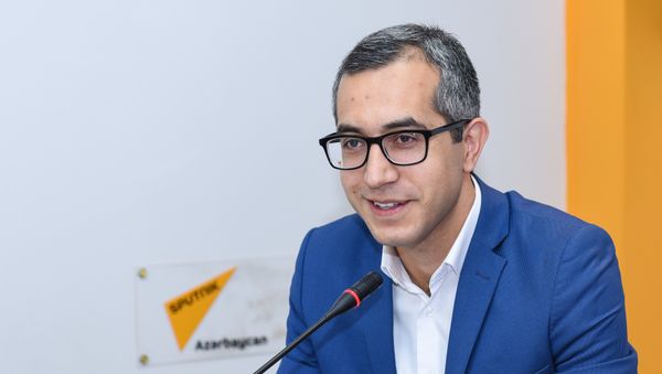 Эксперт в сфере образования Кямран Асадов в мультимедийном пресс-центре Sputnik Азербайджан  - Sputnik Азербайджан