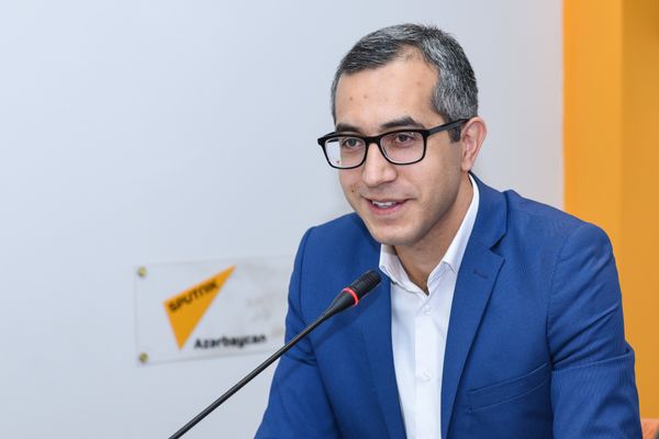 Эксперт в сфере образования Кямран Асадов в мультимедийном пресс-центре Sputnik Азербайджан  - Sputnik Азербайджан