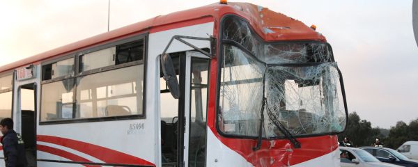 На территории 8 километр столкнулись два пассажирских автобуса и ВАЗ-2107 На территории 8 километр столкнулись два пассажирских автобуса и ВАЗ-2107 - Sputnik Азербайджан