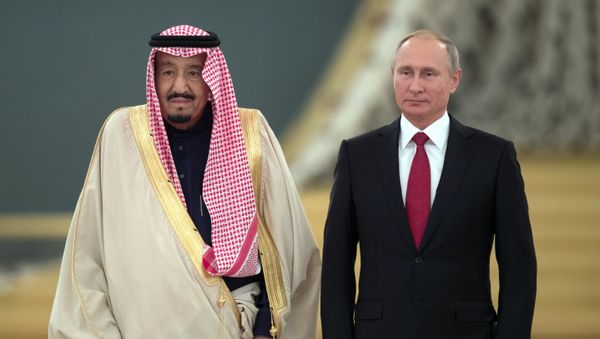 Президент РФ Владимир Путин и король Саудовской Аравии Сальман Бен Абдель Азиз Аль Сауд (слева) во время встречи - Sputnik Азербайджан