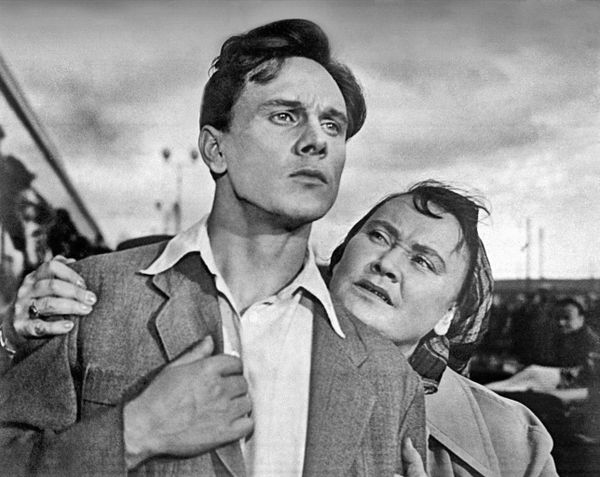 Кадр из фильма Разные судьбы (режиссер Леонид Луков). Георгий Юматов в роли Степана Огурцова, Ирина Зарубина в роли тети Степана - Sputnik Азербайджан