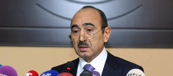 Помощник по общественно-политическим вопросам президента Азербайджана Али Гасанов в ходе конференции Роль средств массовой информации в защите и развитии литературного азербайджанского языка - Sputnik Азербайджан