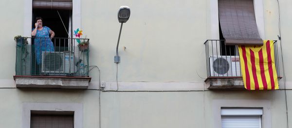Неофициальный флаг Каталонии,, вывешенный на балконе одного из домов в Барселоне, 5 октября 2017 года - Sputnik Азербайджан