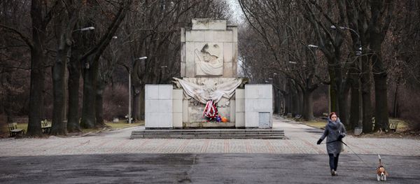 Памятник Благодарности Красной армии в Скарышевском парке имени Яна Падеревского в Варшаве - Sputnik Азербайджан