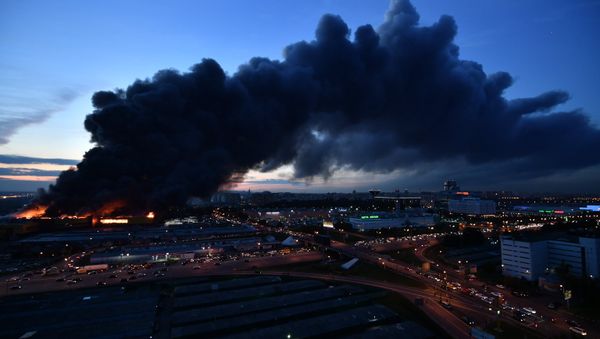Пожар в торговом центре Синдика в Москве - Sputnik Азербайджан