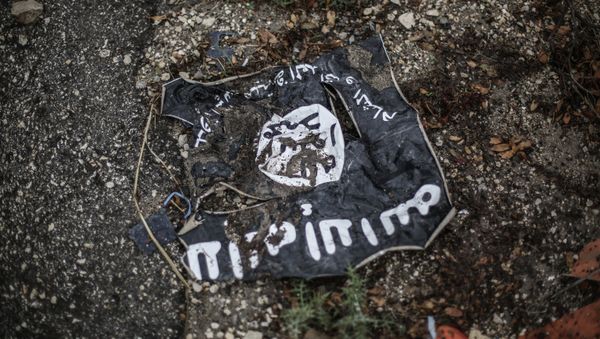 Флаг радикальной исламистской организации Исламское государство Ирака и Леванта на месте боев в провинции Латакия - Sputnik Азербайджан
