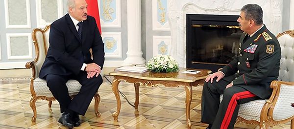 Президент Беларуси Александр Лукашенко на встрече с Министром обороны Азербайджана Закиром Гасановым - Sputnik Азербайджан