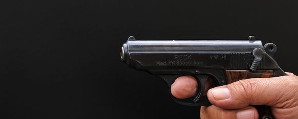Пистолет в руке, фото из архива - Sputnik Азербайджан
