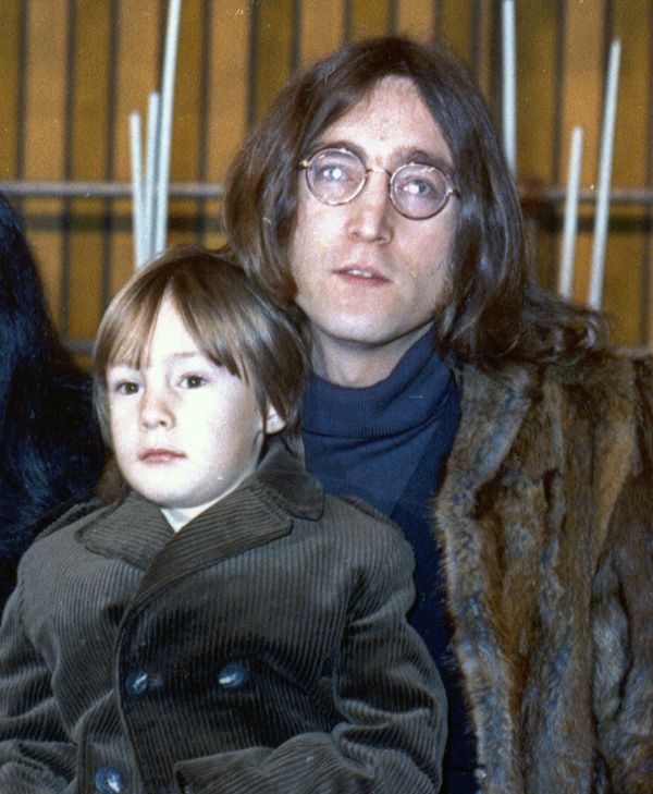 Певец Джон Леннон с сыном Джулианом. 1968 год Певец Джон Леннон с сыном Джулианом. 1968 год - Sputnik Азербайджан