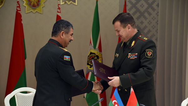 Министр обороны Азербайджанской Республики генерал-полковник Закир Гасанов с Министром обороны Беларуси генерал-лейтенантом Андреем Равковым - Sputnik Азербайджан