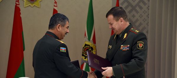 Министр обороны Азербайджанской Республики генерал-полковник Закир Гасанов с Министром обороны Беларуси генерал-лейтенантом Андреем Равковым - Sputnik Азербайджан