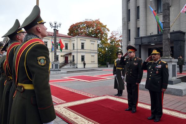 Министры обороны Беларуси и Азербайджана генерал-лейтенант Андрей Равков и генерал-полковник Закир Гасанов перед почетным караулом у здания Министерства обороны Беларуси - Sputnik Азербайджан