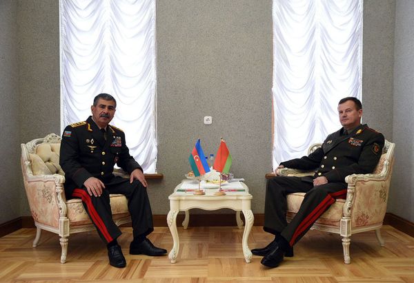 Министр обороны Азербайджанской Республики генерал-полковник Закир Гасанов на встрече с Министром обороны Беларуси генерал-лейтенантом Андреем Равковым - Sputnik Азербайджан