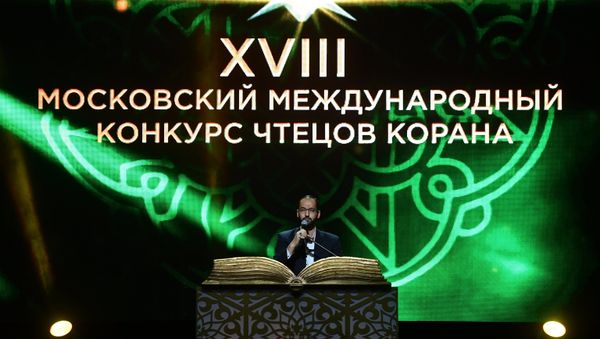 Участник из Ирана выступает на XVIII Московском Международном конкурсе чтецов Корана в Москве - Sputnik Азербайджан
