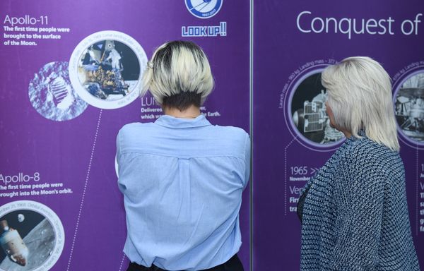 Выставка “Спутник-60”, посвященная первому запуску искусственного спутника земли в Российском информационно – культурном центре (РИКЦ) в Баку - Sputnik Азербайджан