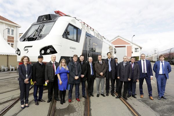 Презентация пассажирского локомотива Prima M4, произведенного компанией Alstom Transportation S.A. - Sputnik Азербайджан