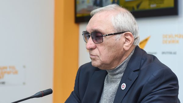 Президент Азербайджанской психиатрической ассоциации Надир Исмаилов в ходе видеомоста в мультимедийном международном пресс-центре Sputnik Азербайджан, приуроченного ко Всемирному дню психического здоровья - Sputnik Азербайджан