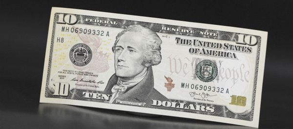 Кровь на долларовой купюре. Архивное фото - Sputnik Азербайджан