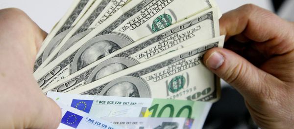 Денежные купюры доллары США и евро - Sputnik Азербайджан