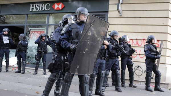 Сотрудники полиции на улице Парижа во время акции протеста против трудовой реформы, 10 октября 2017 года - Sputnik Азербайджан