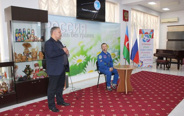Представитель Центра общественных коммуникаций Госкорпорации Роскосмос Денис Метальников и космонавт-испытатель Сергей Рыжиков - Sputnik Азербайджан