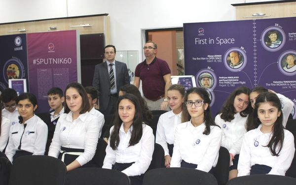 В РИКЦ состоялась встреча российского космонавта Сергея Рыжикова с бакинской молодежью - Sputnik Азербайджан